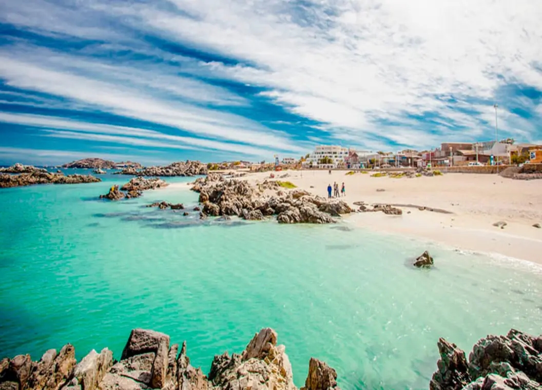 Bahía Inglesa: arenas blancas, aguas turquesas en el del desierto costero