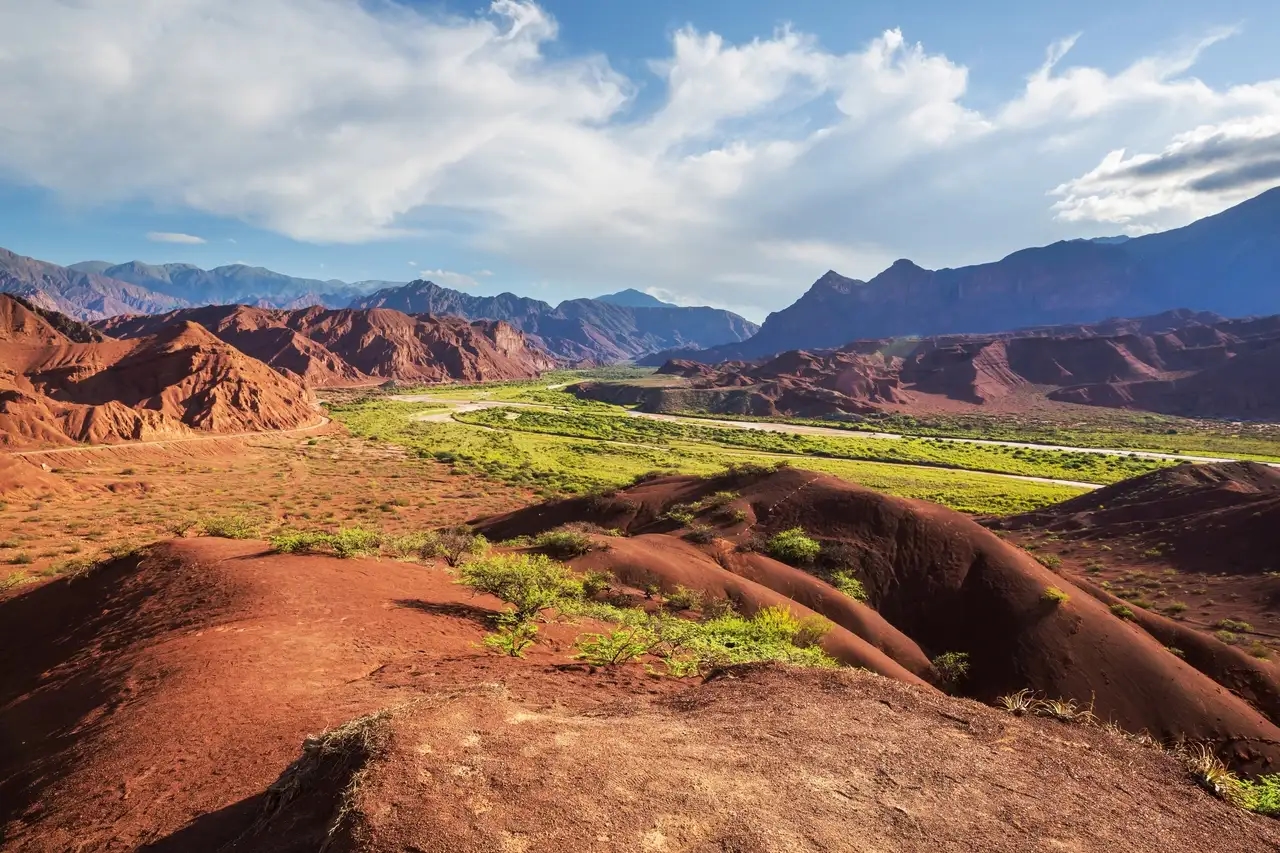 Cafayate: tierra de viñedos y cerros coloridos