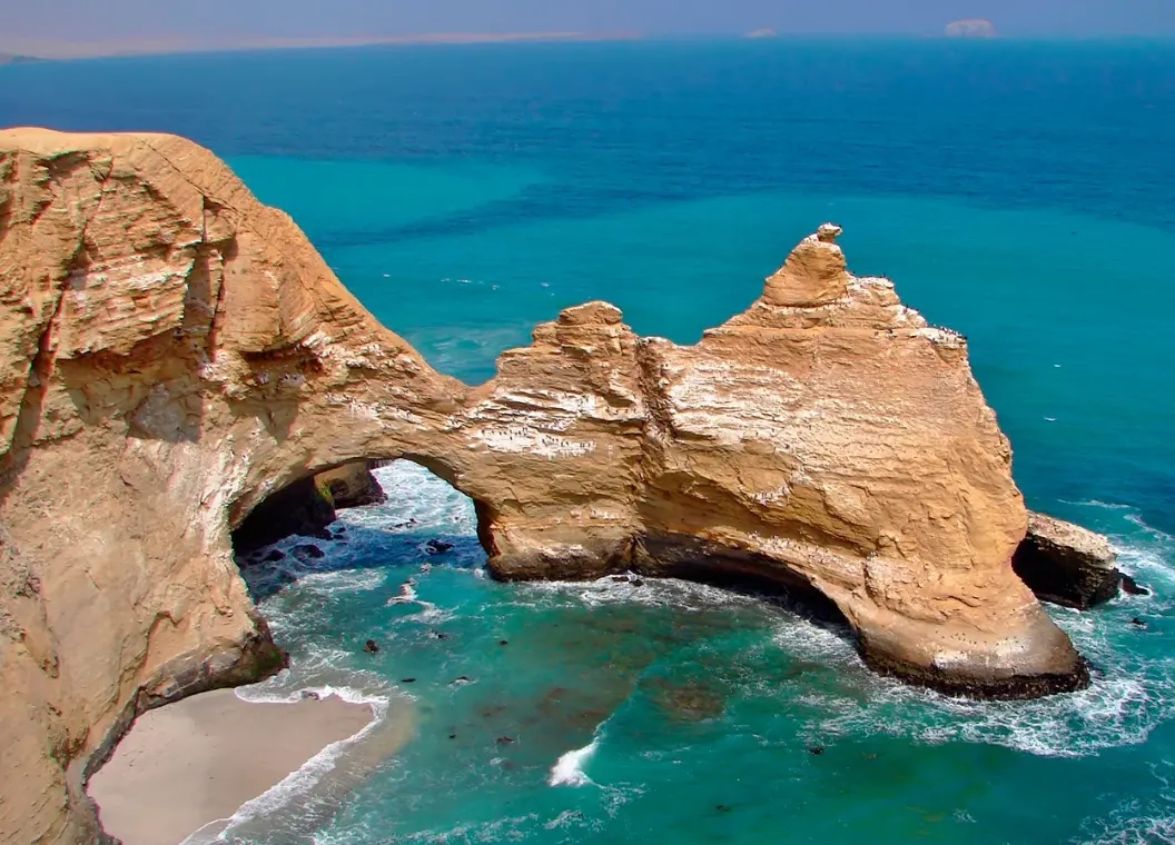 Paracas: el encuentro del desierto con el mar