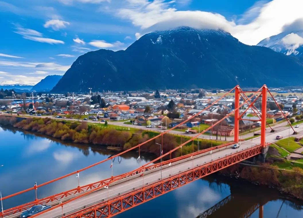 Puerto Aysén: ríos, fiordos y el icónico puente colgante 