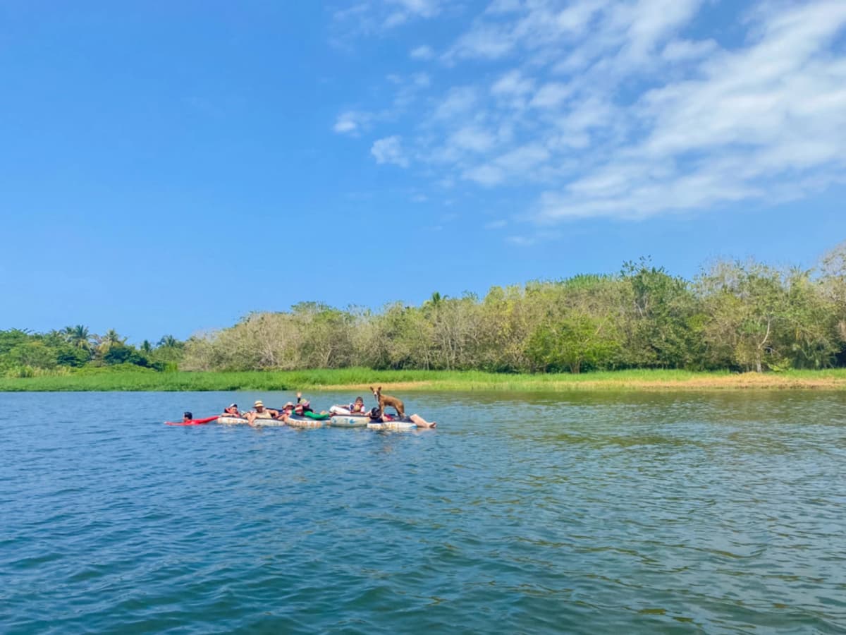 Tour de Tubing en el Río Buritaca con Playa y Almuerzo Típico desde Santa Marta