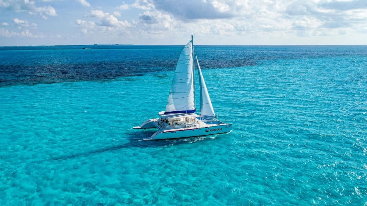Tour a Isla Mujeres en Catamarán desde Cancún