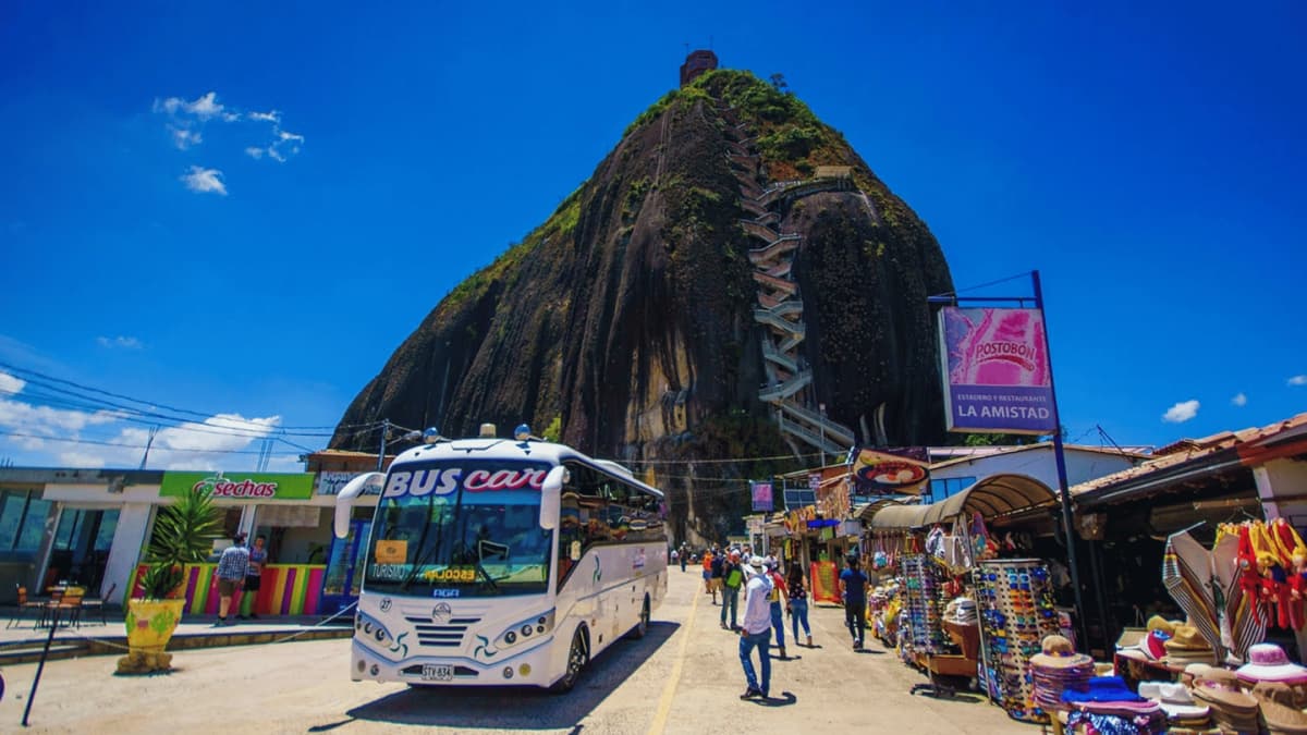 Tour a Guatapé y Piedra del Peñol desde Medellín con Almuerzo