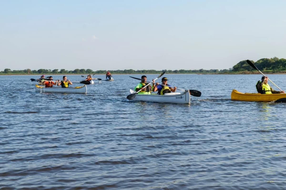 Remada en la Reserva Laguna Oca: Naturaleza Pura