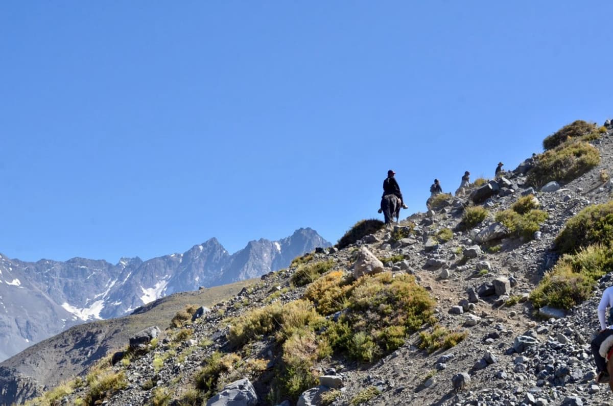 Cabalgata en Mesón Alto: Vistas Privilegiadas al Embalse El Yeso