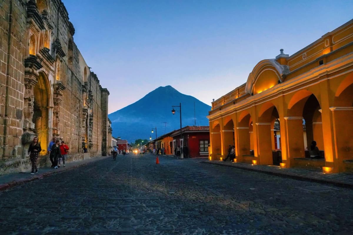 Recorrido Cultural a Pie por Antigua Guatemala: Historia y Arquitectura Colonial