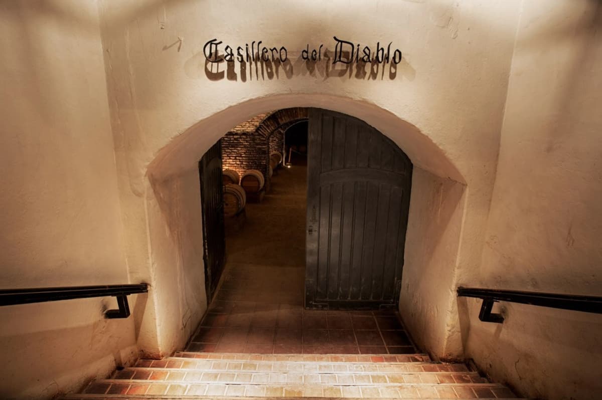 Experiencia Nocturna Casillero del Diablo + Cena en Centro del Vino Concha y Toro