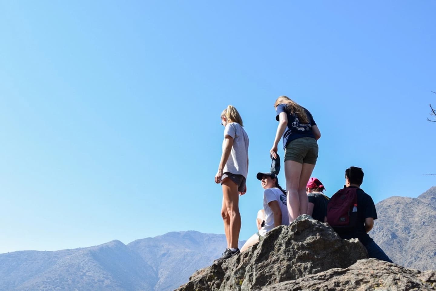 Caminata por la Cordillera en el Cajón del Maipo: Explora la Piedra del Búho, su flora y fauna