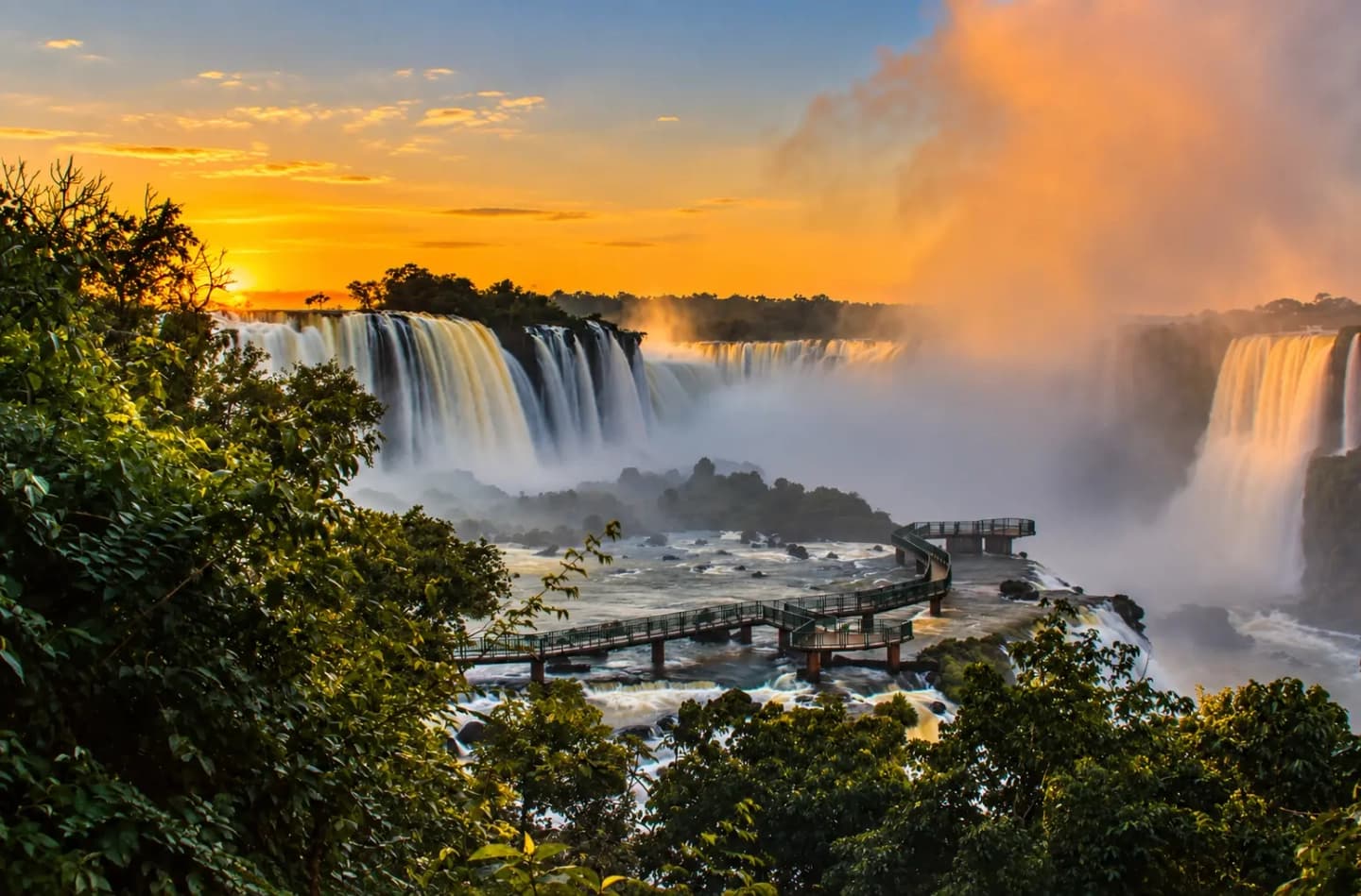 Cataratas Brasileñas al amanecer desde Foz do Iguaçu