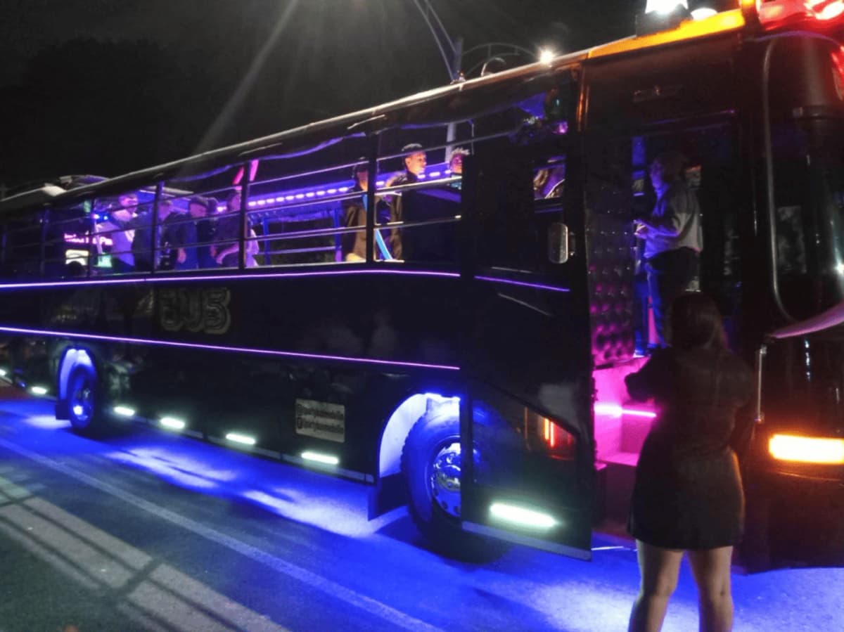 Tour de Fiesta Party Bus en Medellín con DJ en Vivo
