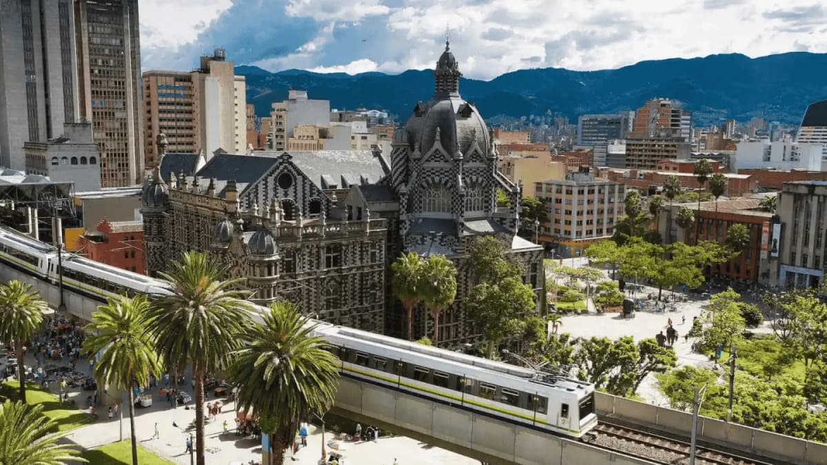 City Tour Plus Medellín with Comuna 13 and City Tour