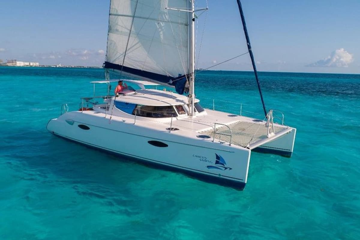 Aventura de Vela de Día Completo a Isla Mujeres