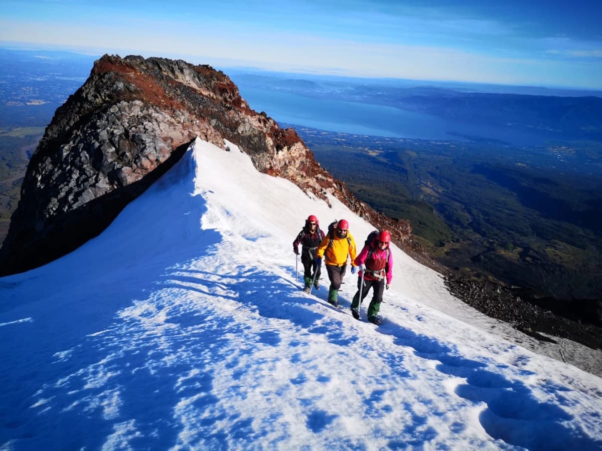 Sube al Volcán Villarrica: Una Experiencia de Andinismo en Chile