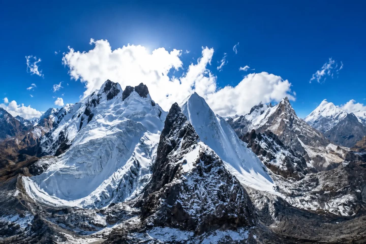 Nevado Mateo desde Huaraz en Cordillera Blanca