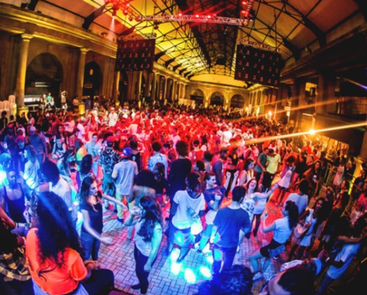 Tour de Vida Nocturna y Pub Crawl en Medellín