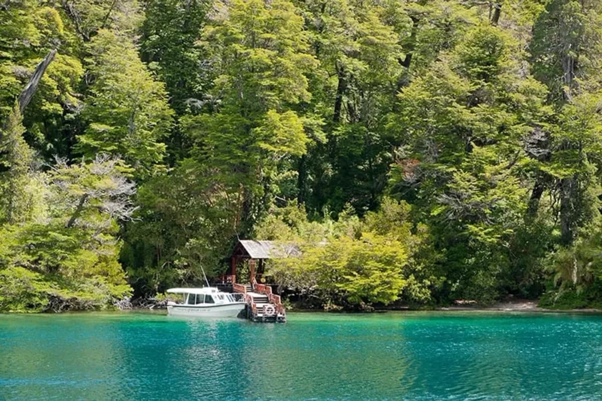 Navegación Lago Menéndez y Trekking al Bosque del Abuelo Alerce Milenario