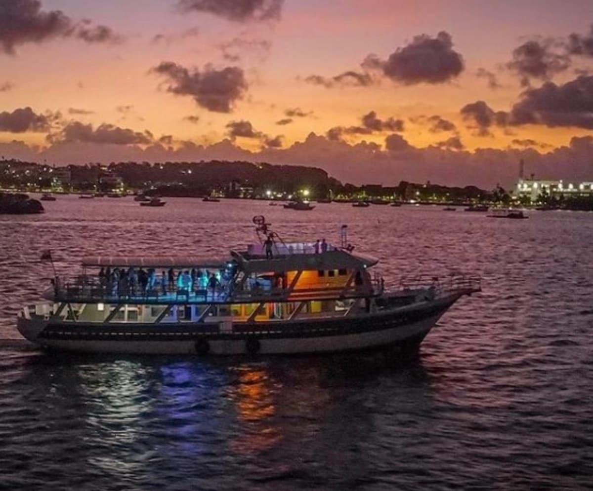 Paseo nocturno en yate por la bahía de San Andrés