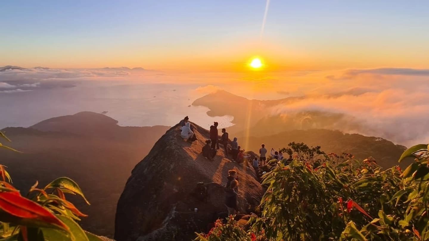 Caminhada Noturna ao Pico do Papagaio com Nascer do Sol em Ilha Grande