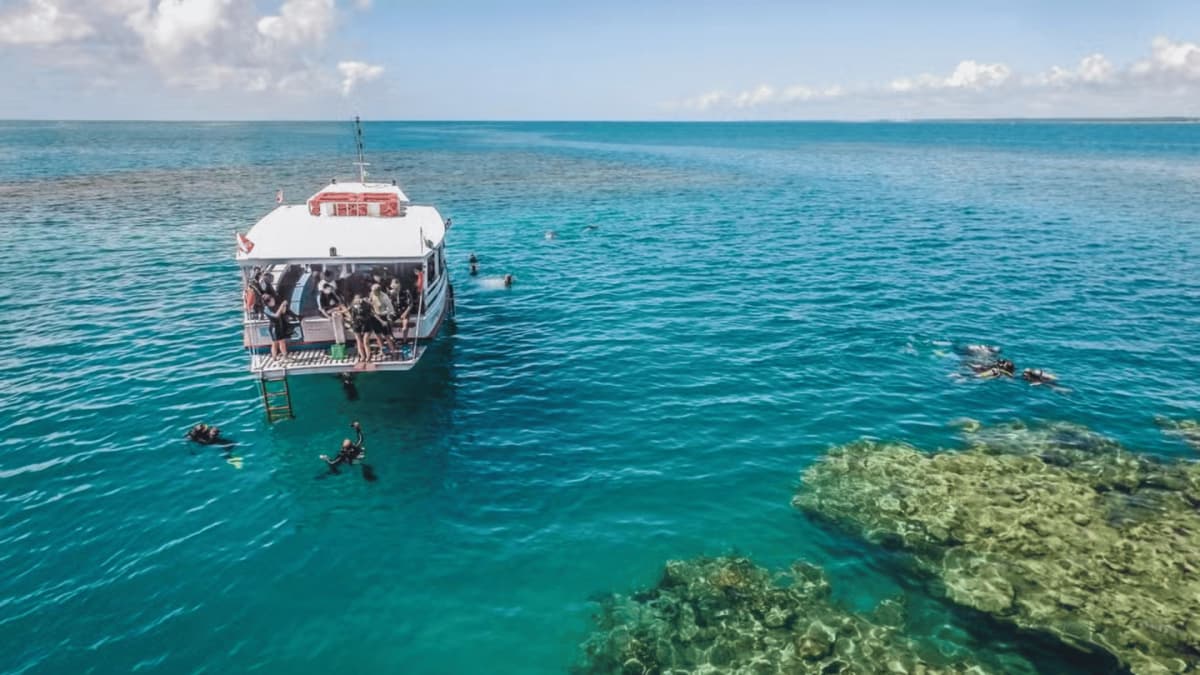Bautismo de buceo en Porto Seguro con instructor PADI