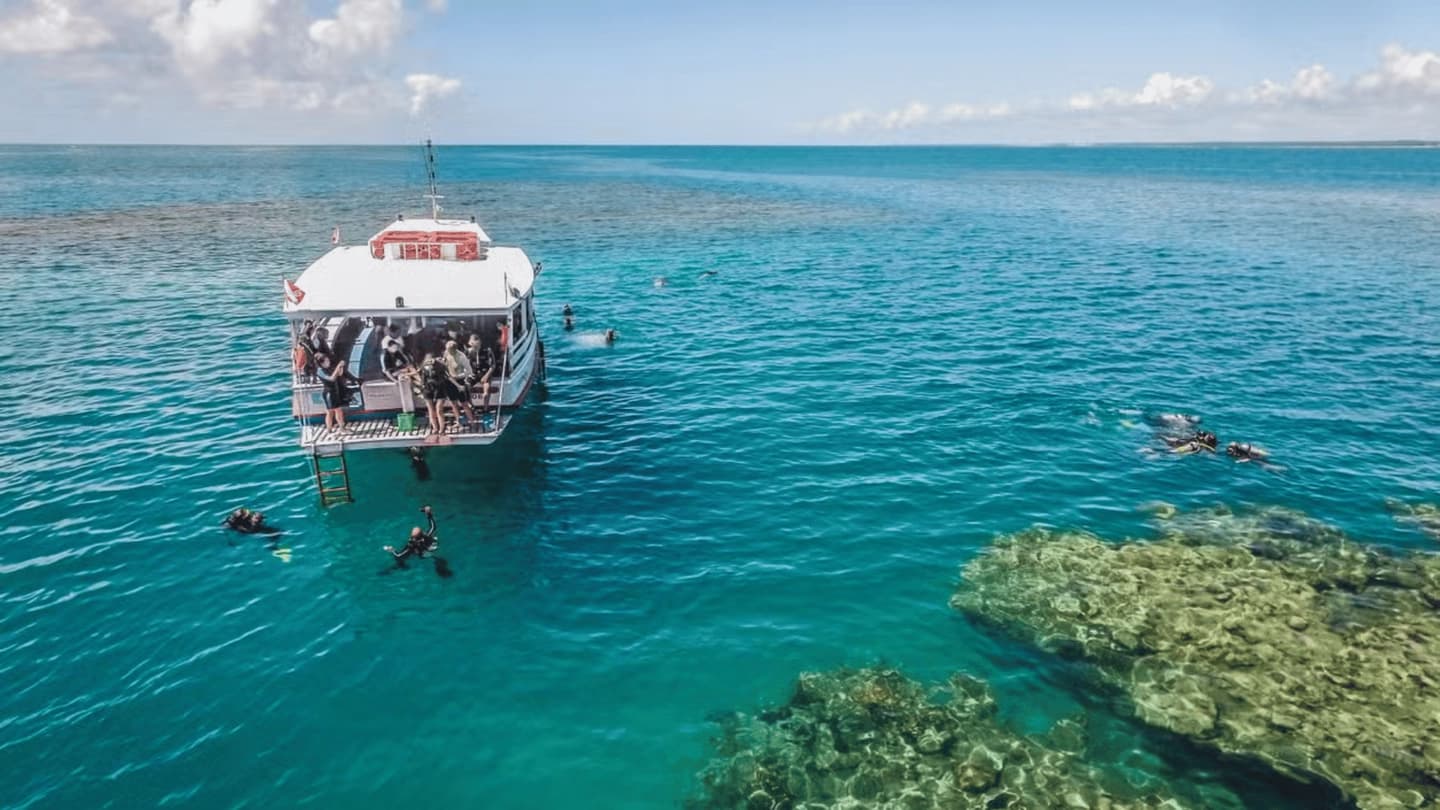 Bautismo de buceo en Porto Seguro con instructor PADI