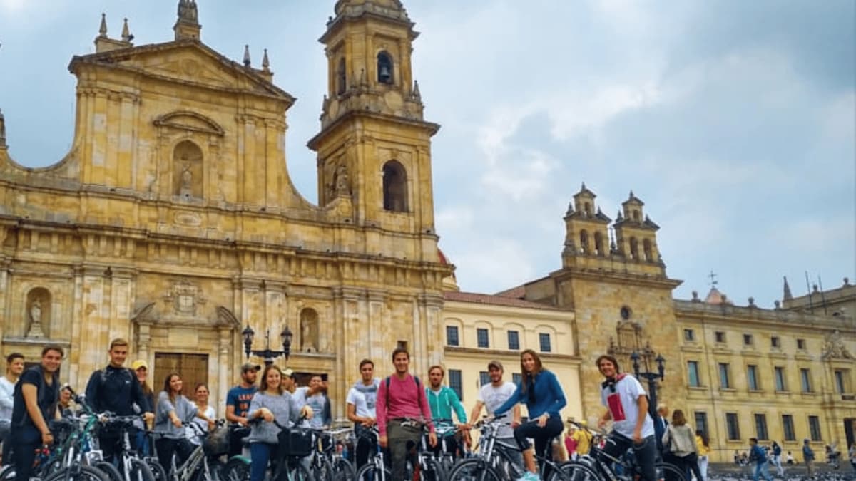 Tour en bicicleta por Bogotá: centro histórico, mercados y grafitis