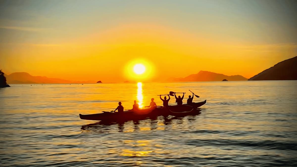Paseo en Canoa Hawaiana al Amanecer en Ilha Grande