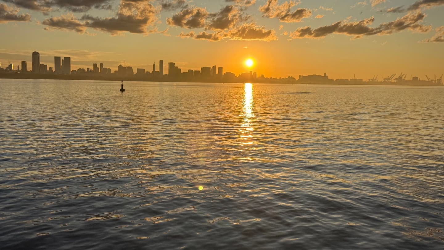 Atardecer Navegando por el Rio de la Plata con Open Bar