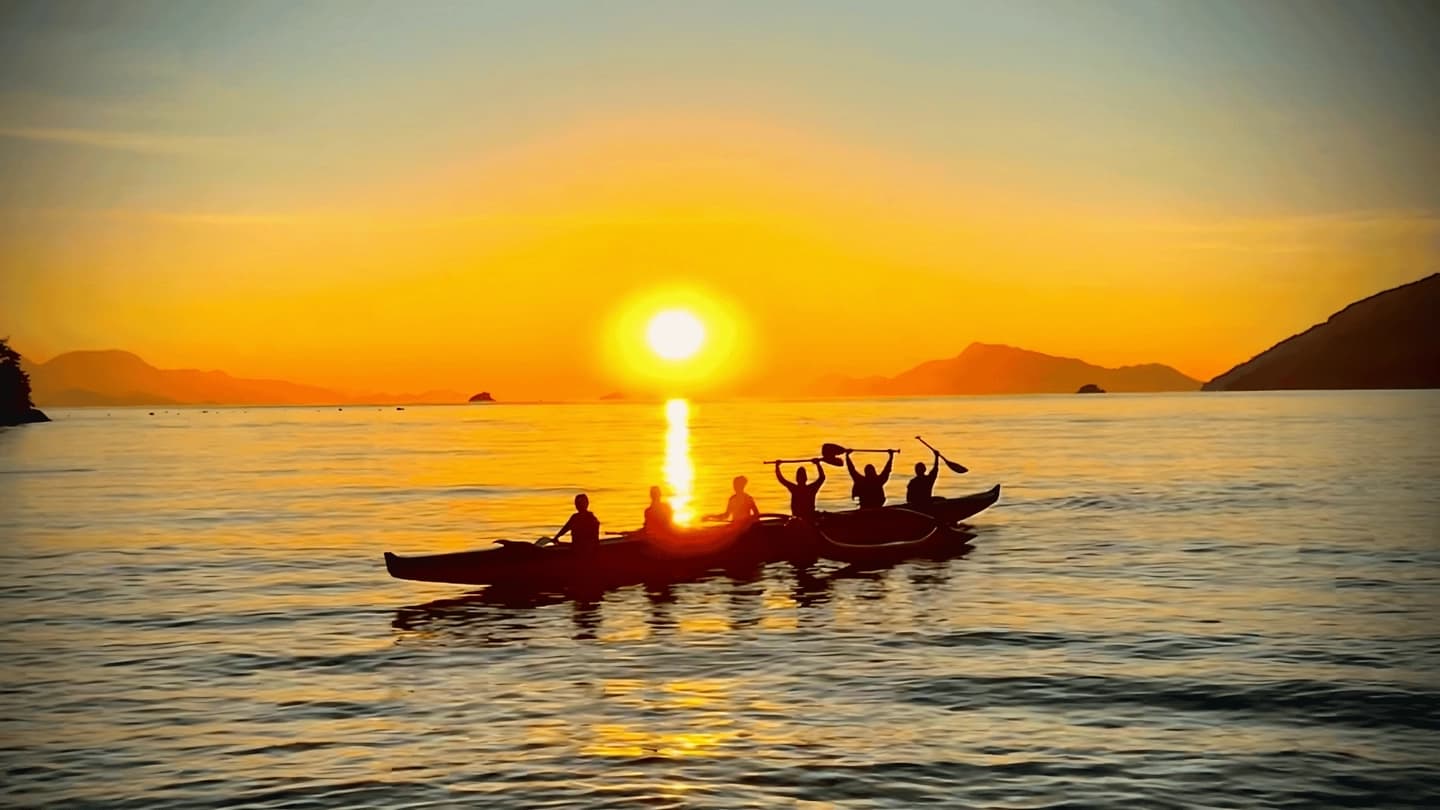 Paseo en Canoa Hawaiana al Amanecer en Ilha Grande