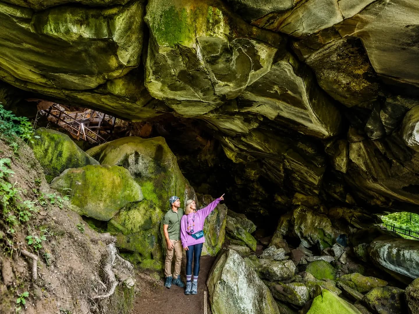 Acceso al Portal Caverna Volcánica en Huilo Huilo