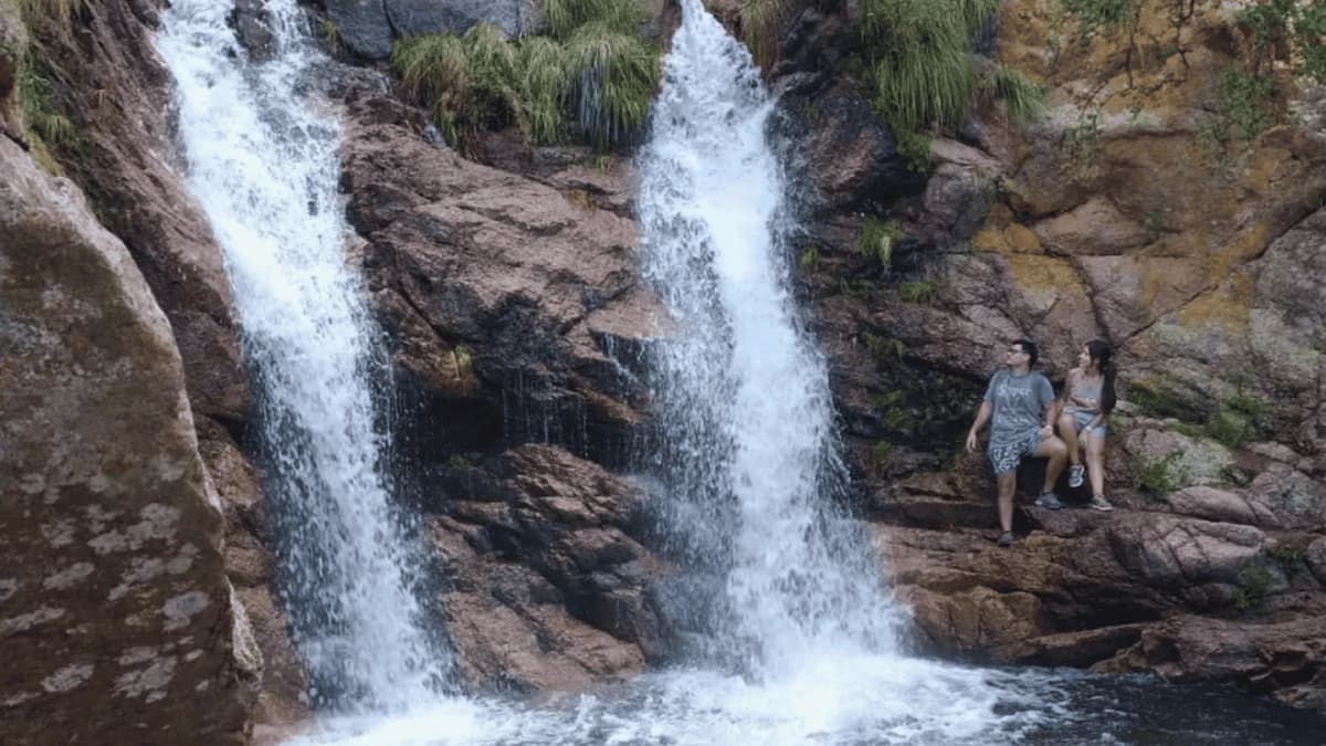 Trekking Familiar a Cascada Esmeralda en Merlo con guía local