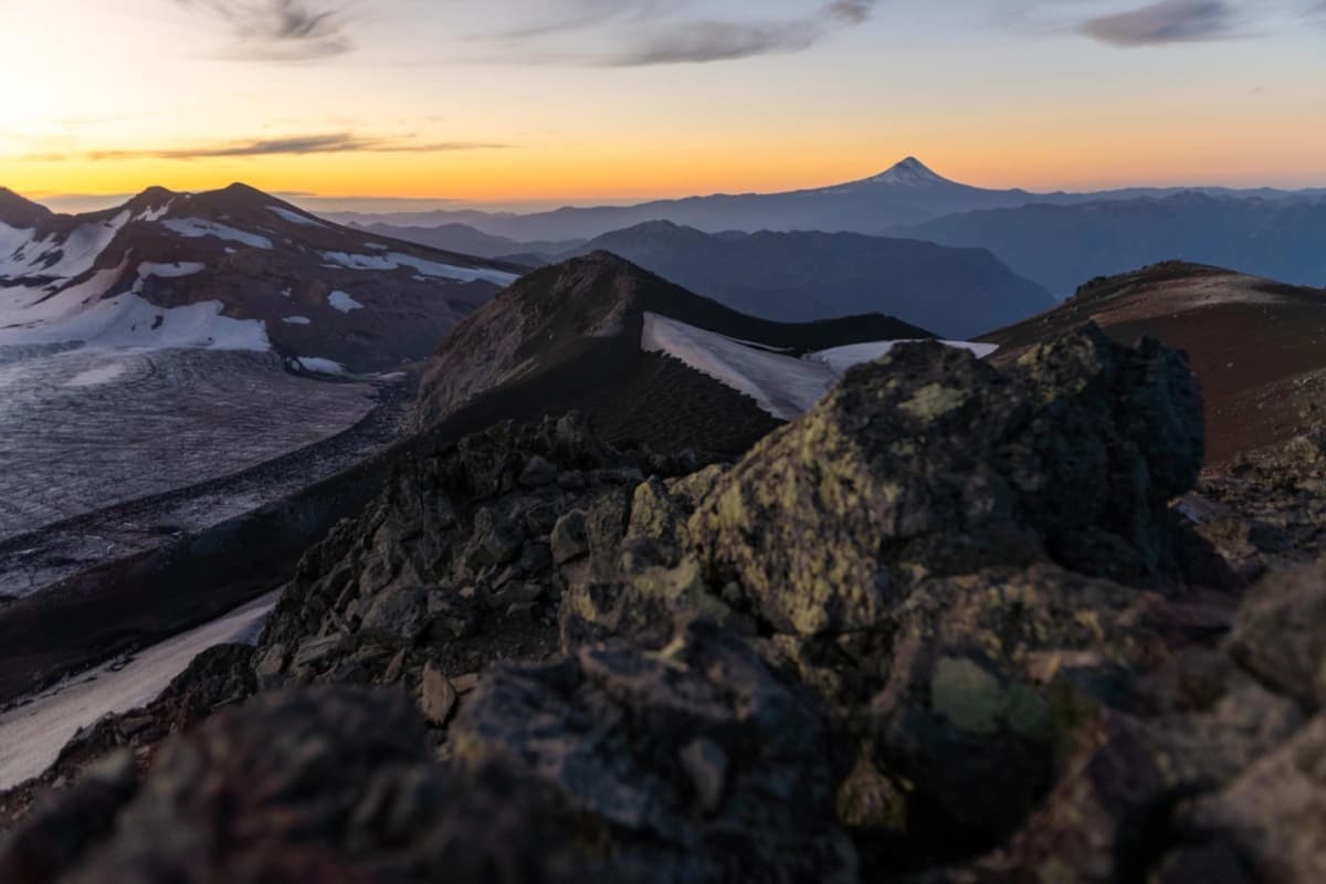 Hiking en el Volcán Sollipulli: Naturaleza y Aventura Épica