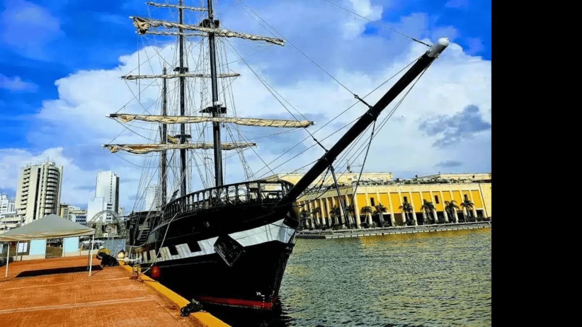 Paseo en barco pirata por la bahía de Cartagena con barra libre