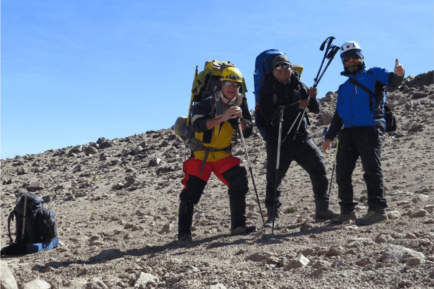 Conquista la Cumbre del Guallatire: Trekking en los Andes Altiplánicos