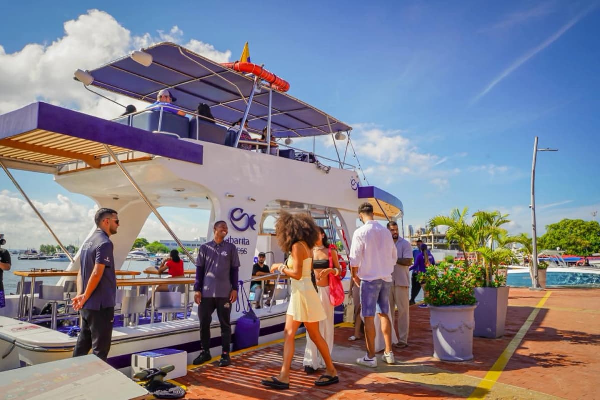 Sibarita Full Day: Navegación con Pasadía en Fénix Beach Club