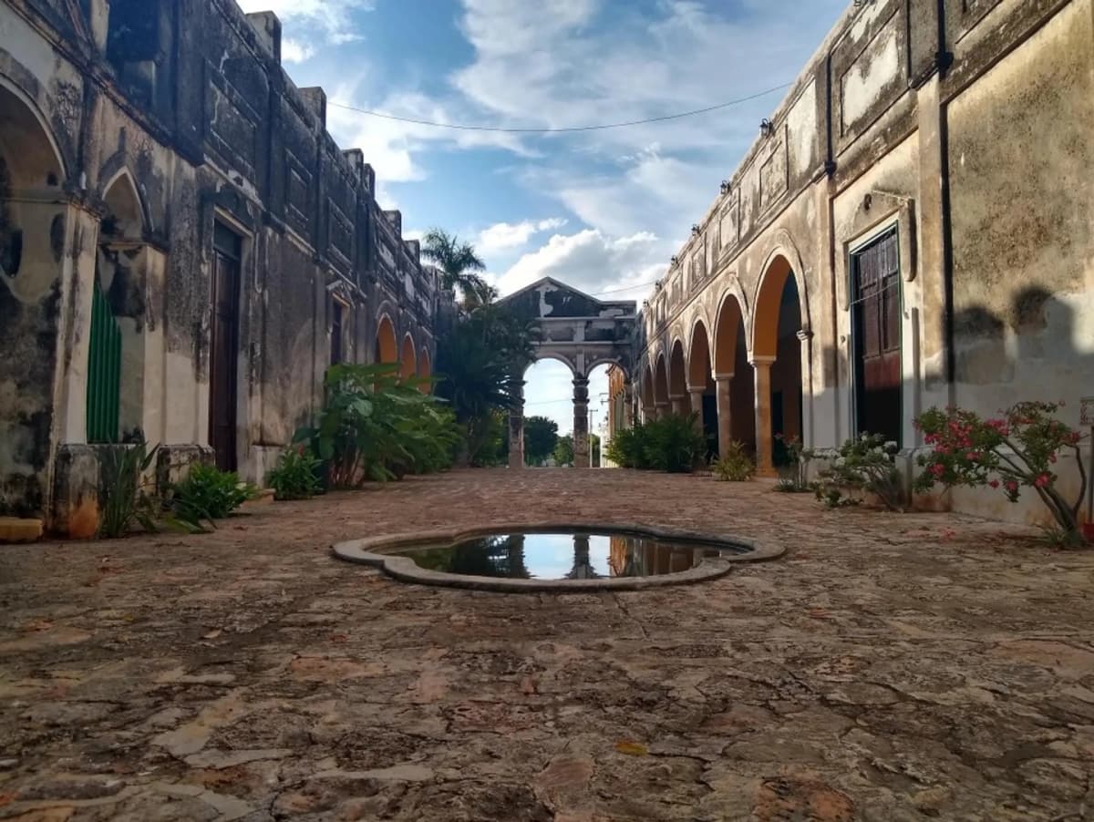 Archaeological Tour to Uxmal and Hacienda Yaxcopoil from Mérida