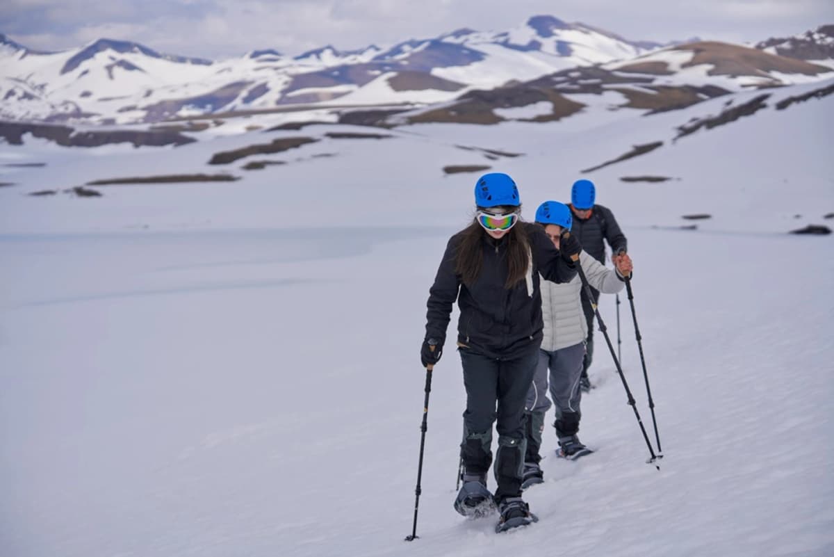 Tour con Raquetas de Nieve en Laguna del Maule: Aventura Inolvidable