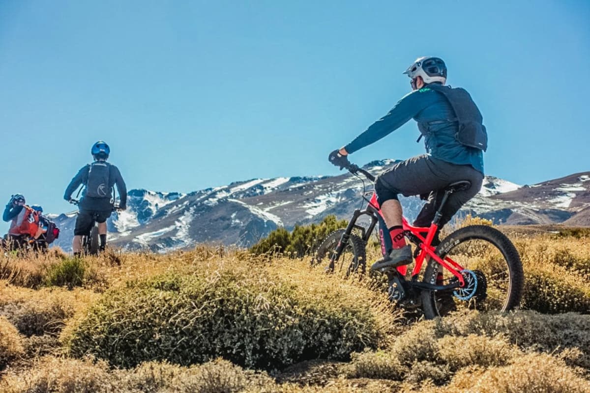 Arrienda una E-Bike y Descubre los Senderos de Bike Park El Durazno en Santiago
