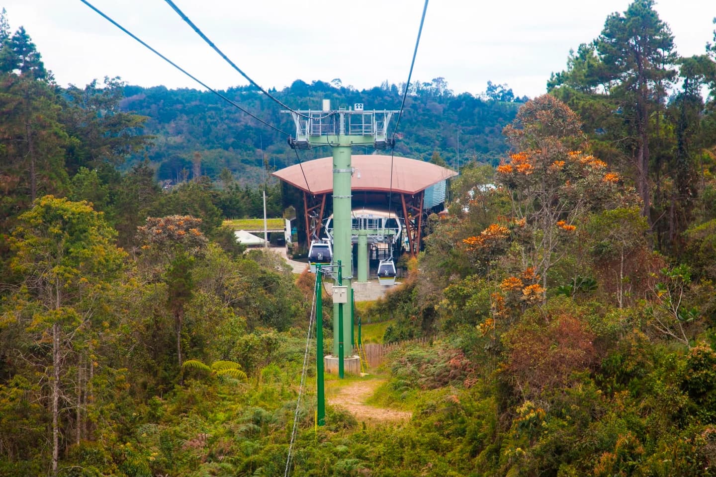 Tour por Parque Arví, Metrocable y Cascadas en Medellín
