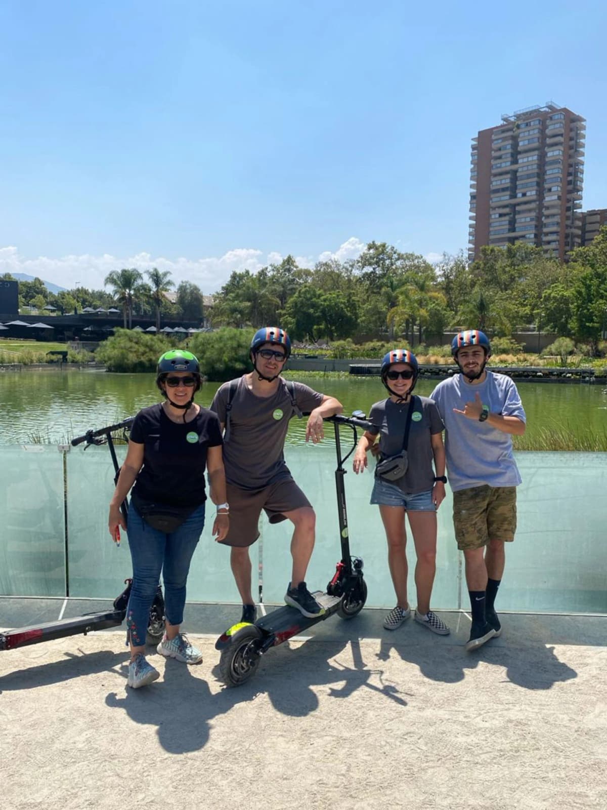 Santiago en Scooter Eléctrico: Historia, Naturaleza y Modernidad