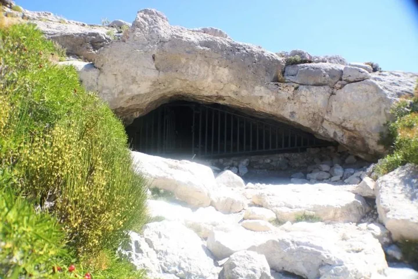Explora Caverna de las Brujas y Tucara