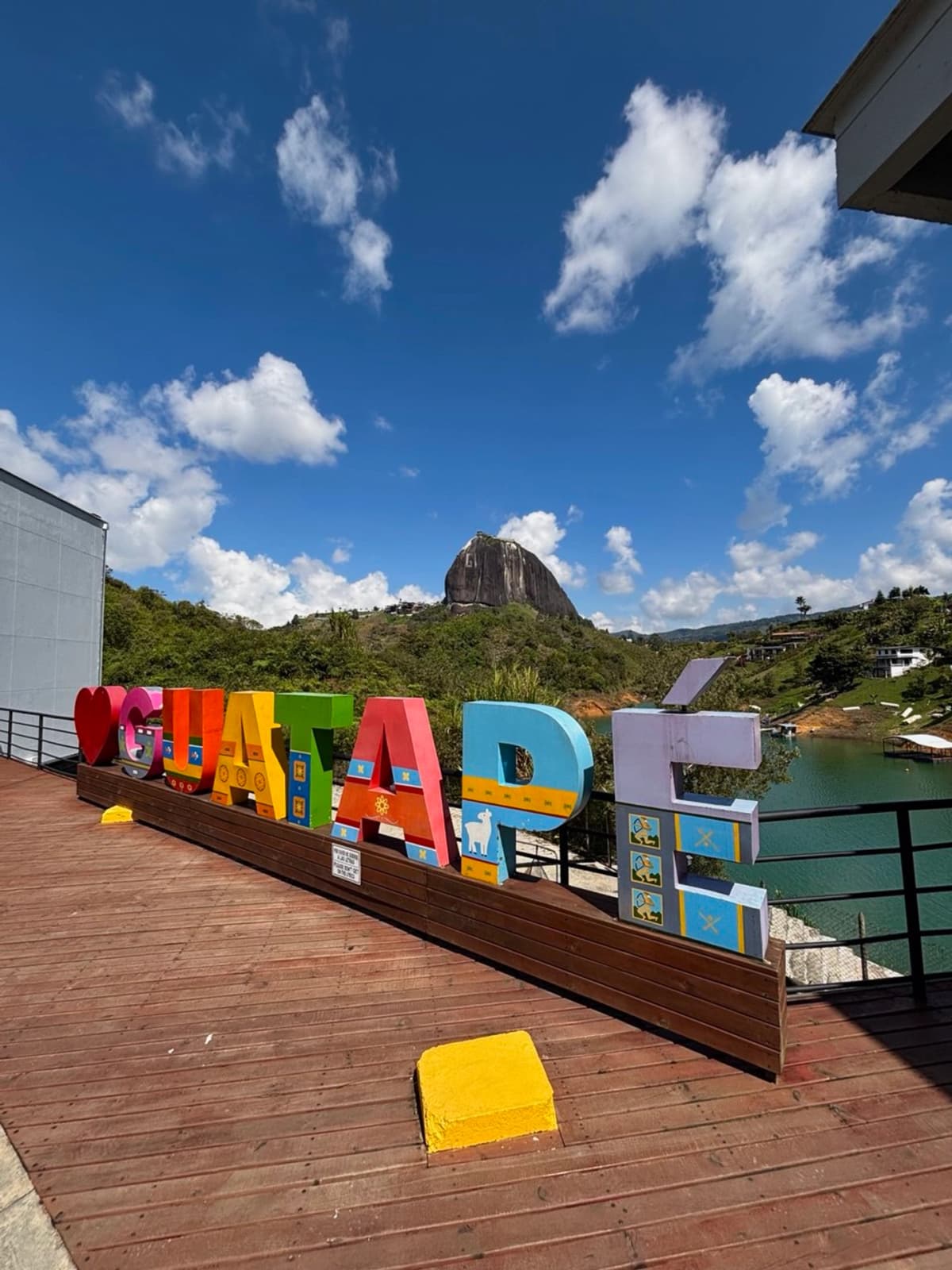 Traslado privado a Medellín desde Guatapé con paradas turísticas