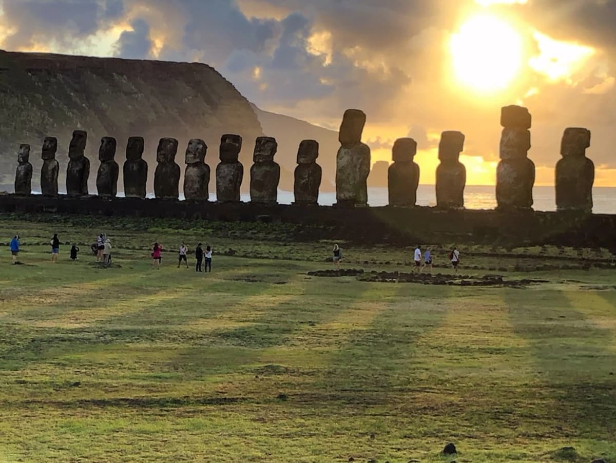 Tour Privado al Amanecer en Isla de Pascua: Experiencia Única Frente a los Moai