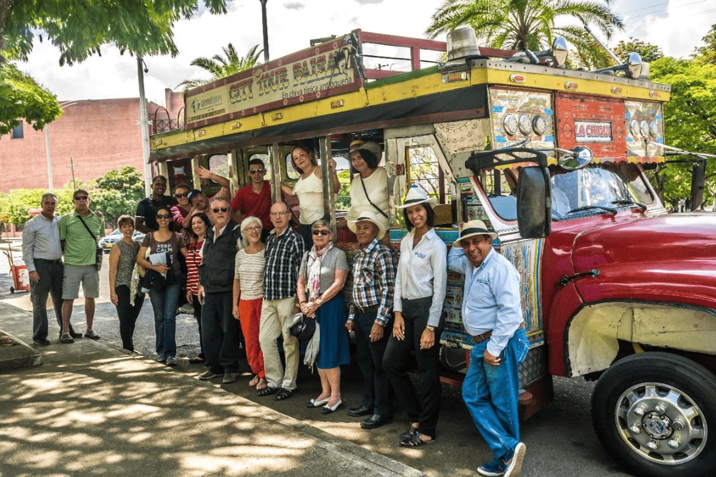 Experiencia "Paisa por un día": Tour Comuna 13, Pueblito Paisa y Almuerzo Típico en Medellín