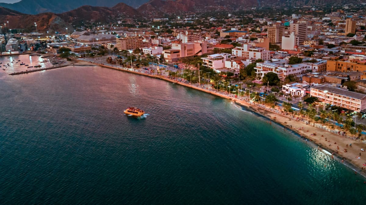 Fiesta Nocturna en Catamarán y Playa en Santa Marta