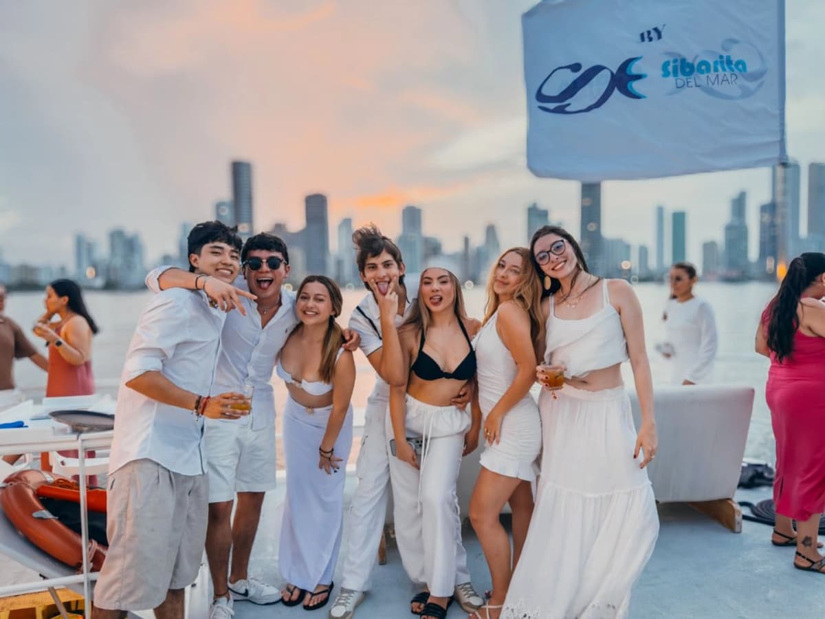 Tour de Rumba en Catamarán por la Bahía de Cartagena