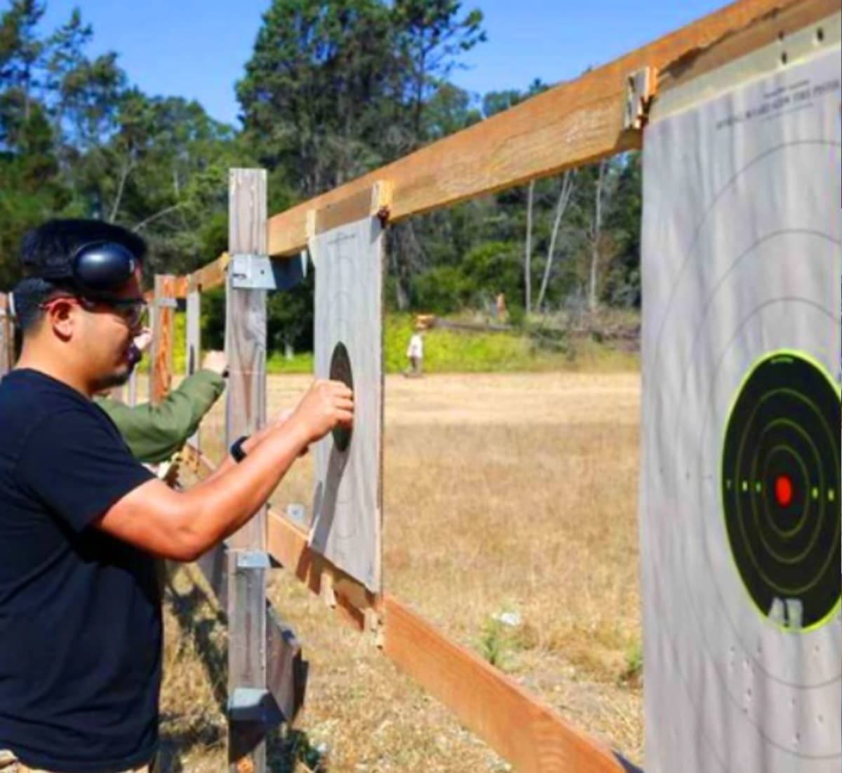Actividad de tiro con instructor militar en Medellín