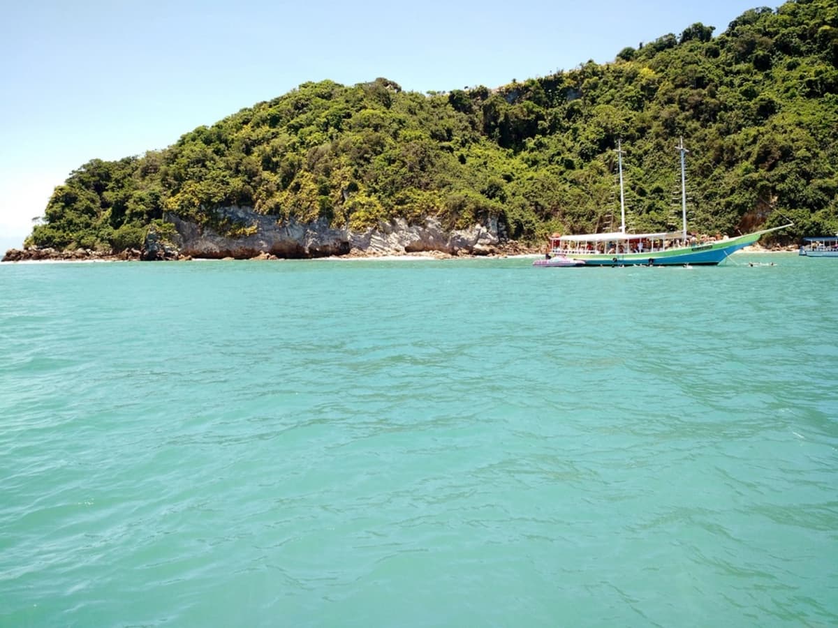Paseo de barco por playas e islas de Búzios con paradas de baño