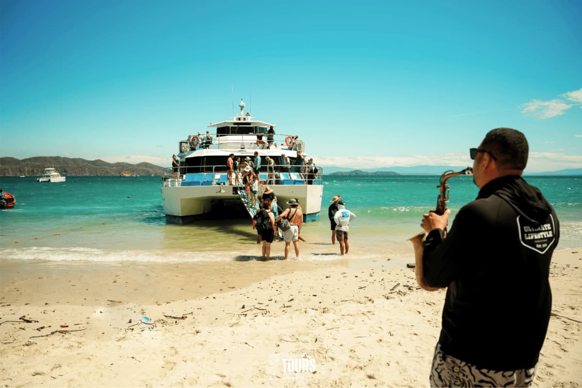 Crucero a Isla Tortuga desde San José en Catamarán con Almuerzo