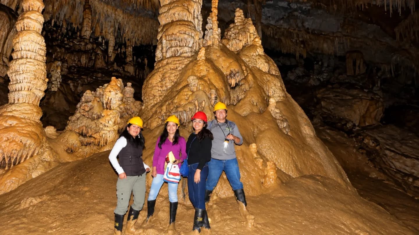Tour de día completo a Karajía y Caverna de Quiocta desde Chachapoyas