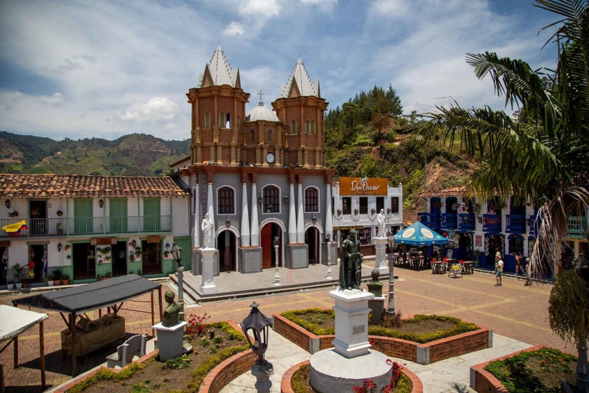 Tour a Guatapé y Piedra del Peñol desde Medellín con Navegación